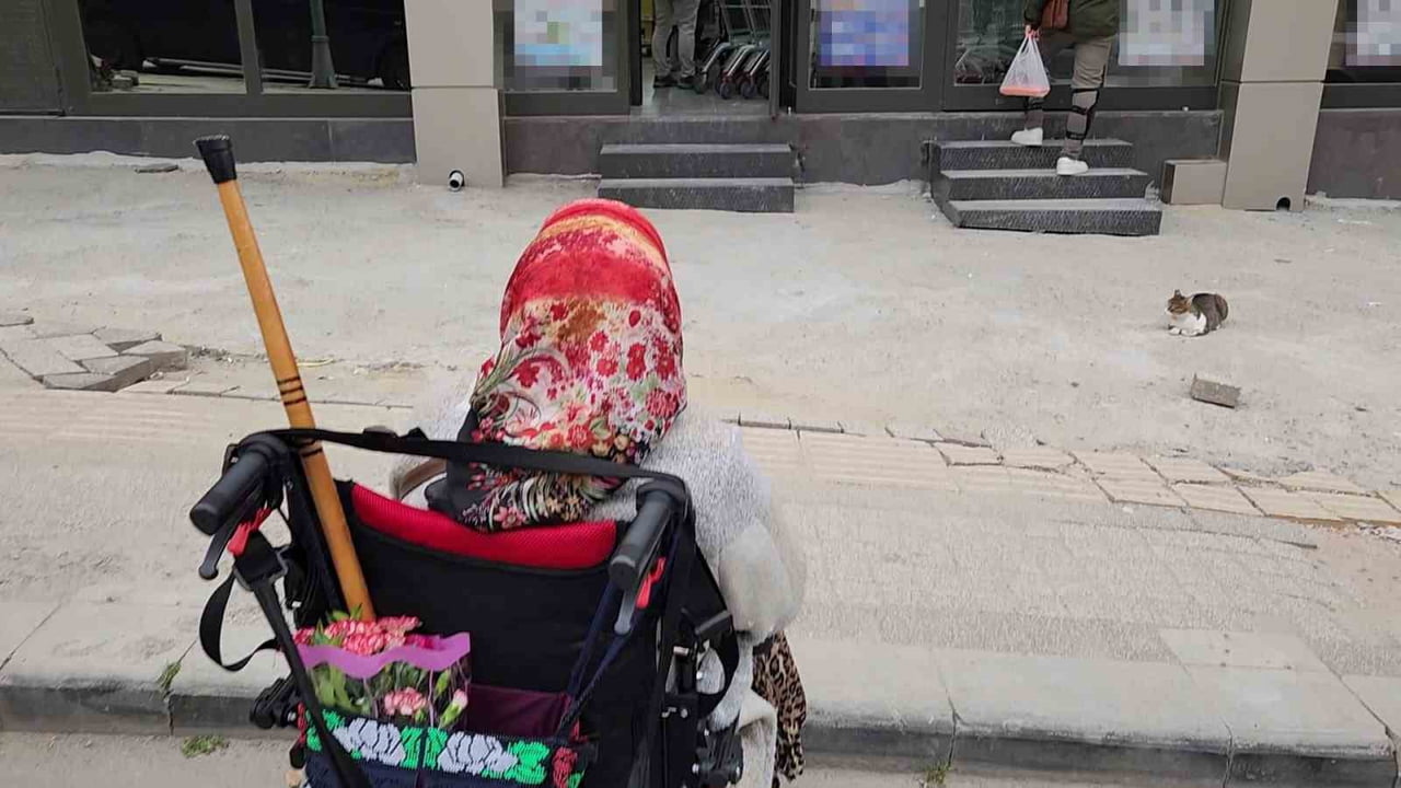 GÜNGÖREN'DE ENGELLİ YAŞLI KADIN, ALIŞVERİŞ YAPMAK İÇİN GİTTİĞİ BİM MARKETE ENGELLİ RAMPASI...
