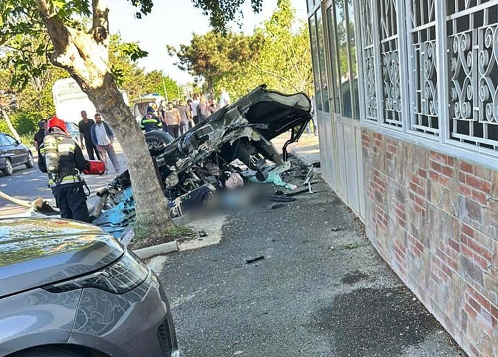 GÜRCİSTAN'IN DOĞUSUNDA BULUNAN GARDABANİ KENTİNDE AĞACA ÇARPAN OTOMOBİLİN HURDAYA DÖNDÜĞÜ KAZADA 7...