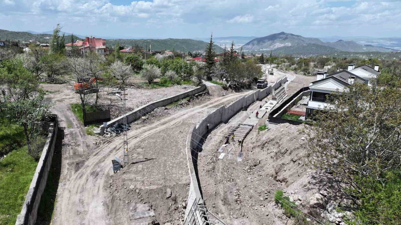 HACILAR BELEDİYE BAŞKANI BİLAL ÖZDOĞAN; BEĞENDİK MAHALLESİ’NDE DEVAM EDEN AKSU-LARA DERESİ TAŞKIN...