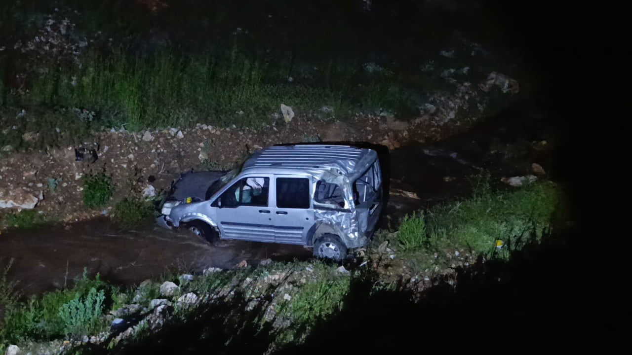 HAFİF TİCARİ ARAÇ DEREYE UÇTU: 1 YARALI