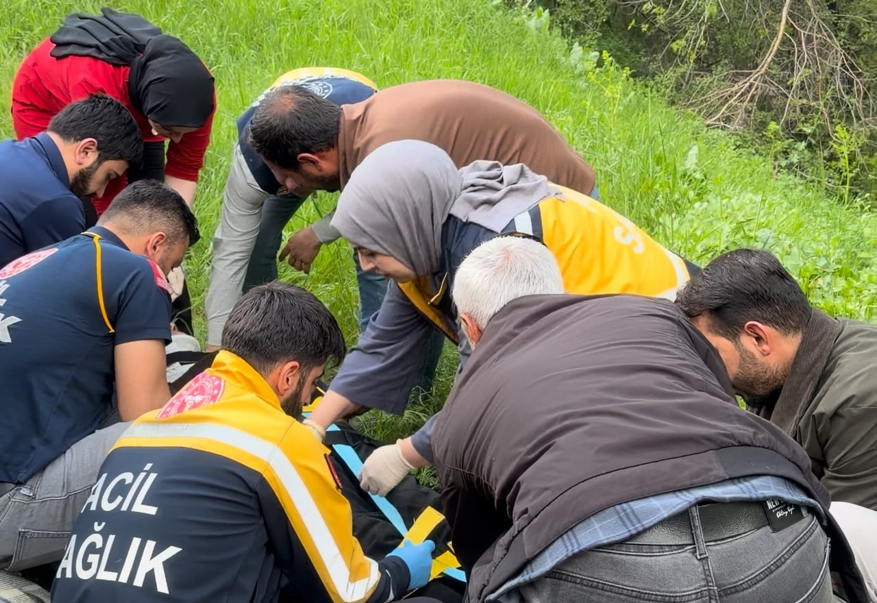 HAKKARİ'NİN ŞEMDİNLİ İLÇESİNDE MEYDANA GELEN TRAFİK KAZASINDA 3 KİŞİ YARALANDI.