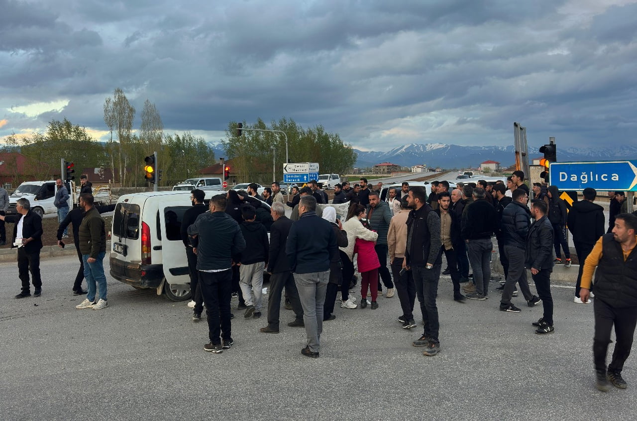 HAKKARİ'NİN YÜKSEKOVA İLÇESİNDE 3 HAFİF TİCARİ ARACIN KARIŞTIĞI ZİNCİRLEME TRAFİK KAZASINDA, 2'Sİ...
