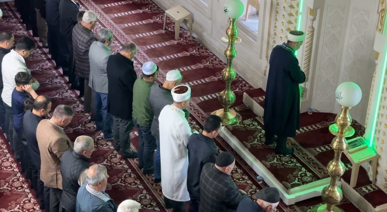 HAKKARİ'NİN YÜKSEKOVA İLÇESİNDE KURBAN BAYRAMIN İLK GÜNÜNDE VATANDAŞLAR BAYRAM NAMAZI İÇİN...