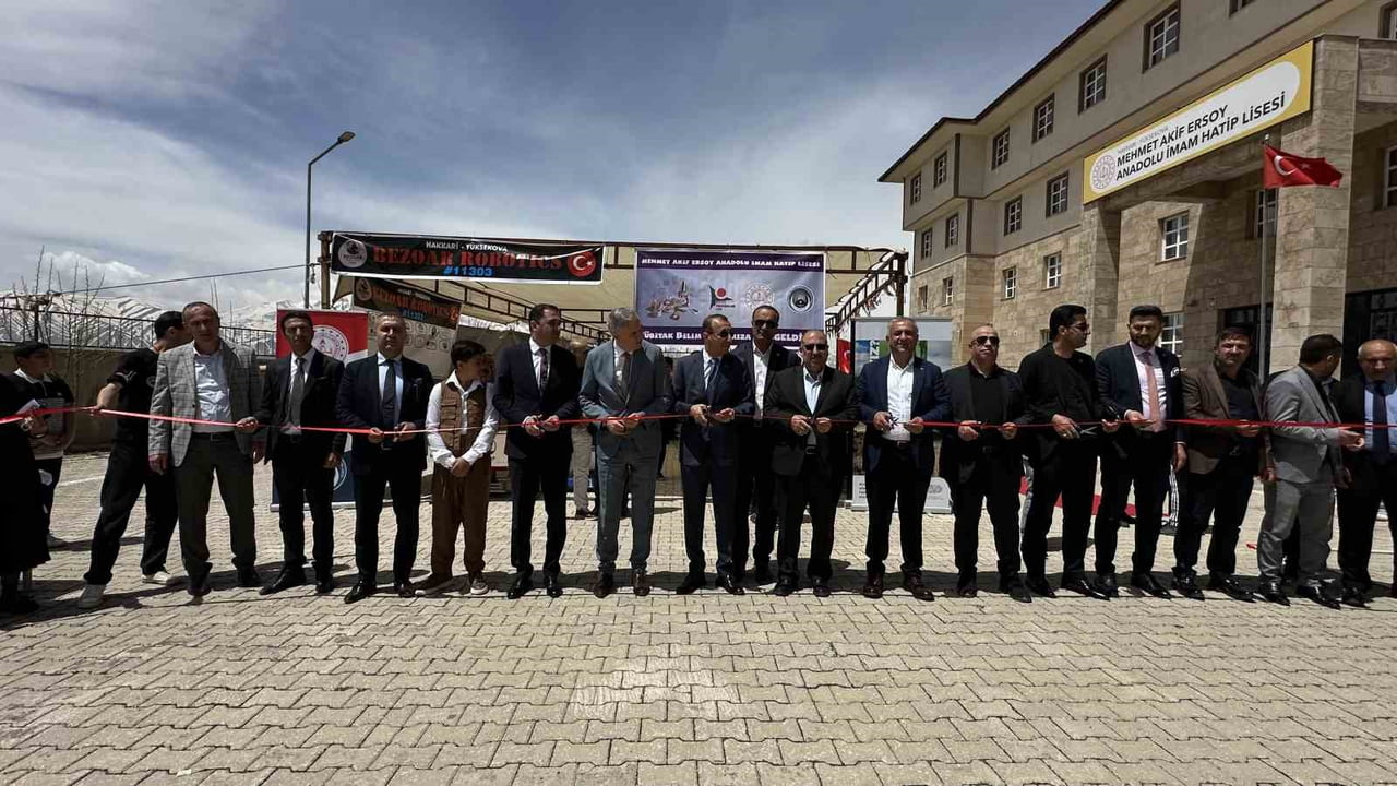 HAKKARİ'NİN YÜKSEKOVA İLÇESİNDE MEHMET AKİF ERSOY ANADOLU İMAM HATİP LİSESİ ÖĞRENCİLERİ TARAFINDAN...