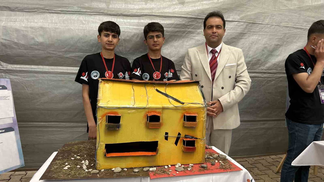 HAKKARİ'NİN YÜKSEKOVA İLÇESİNDE MEHMET AKİF ERSOY ANADOLU İMAM HATİP LİSESİ ÖĞRENCİLERİ TARAFINDAN...