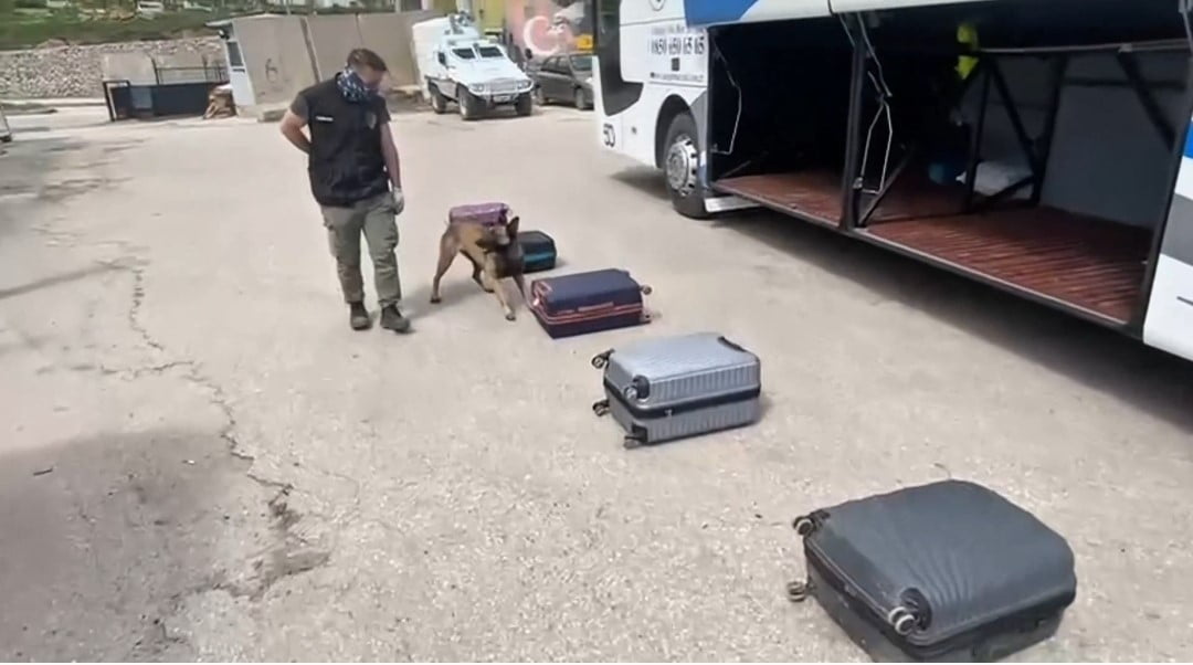 HAKKÂRİ'NİN YÜKSEKOVA İLÇESİNDE NARKOTİK POLİSİ TARAFINDAN ŞEHİRLER ARASI YOLCU OTOBÜSÜNDE YOLCU...