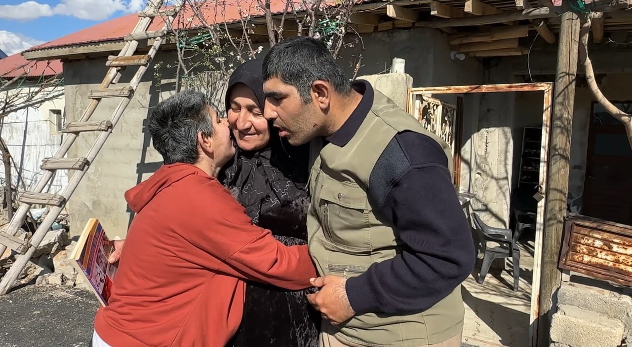 HAKKARİ'NİN YÜKSEKOVA İLÇESİNDE YAŞAYAN 52 YAŞINDAKİ NACİYE EREKLİ, DOĞUŞTAN ZİHİNSEL VE BEDENSEL...