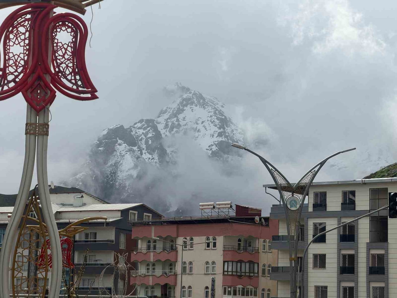 HAKKARİ’DE AKŞAM SAATLERİNDE ETKİLİ OLAN YAĞMUR, YÜKSEK KESİMLERDE YERİNİ KAR YAĞIŞINA...