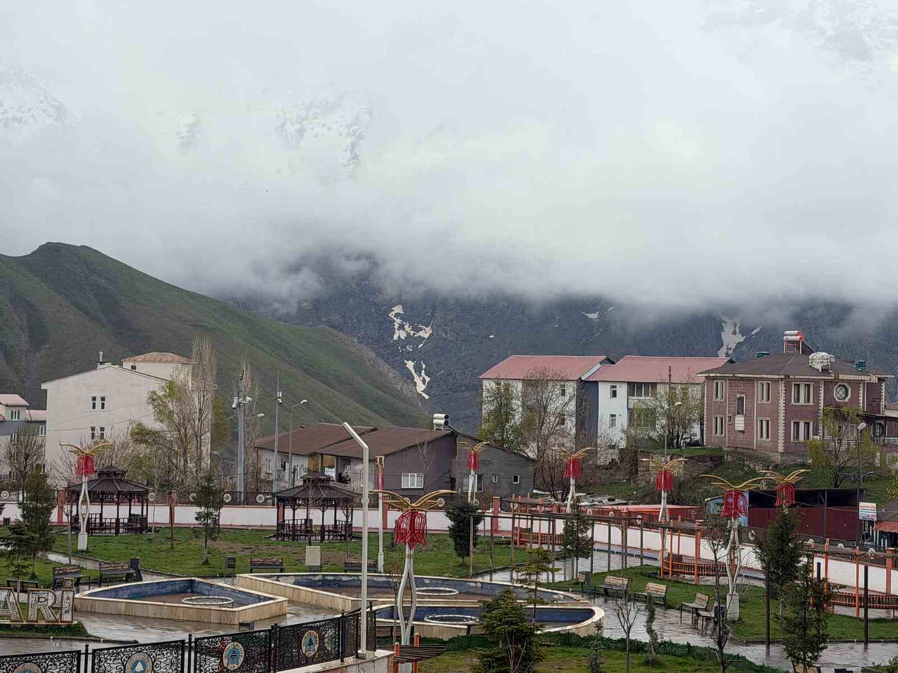 HAKKARİ’DE AKŞAM SAATLERİNDE ETKİLİ OLAN YAĞMUR, YÜKSEK KESİMLERDE YERİNİ KAR YAĞIŞINA...