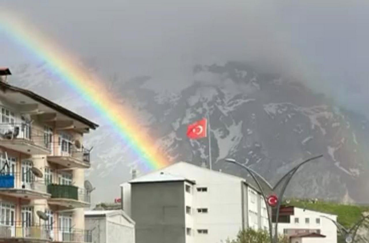 HAKKARİ’DE ETKİLİ OLAN YAĞIŞLARIN ARDINDAN ORTAYA ÇIKAN GÖKKUŞAĞI, ŞEHİR MERKEZİNDE GÜZEL...