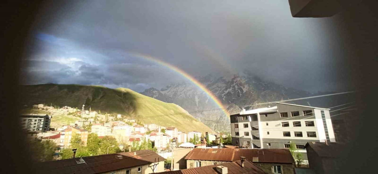 HAKKARİ’DE ETKİLİ OLAN YAĞIŞLARIN ARDINDAN ORTAYA ÇIKAN GÖKKUŞAĞI, ŞEHİR MERKEZİNDE GÜZEL...