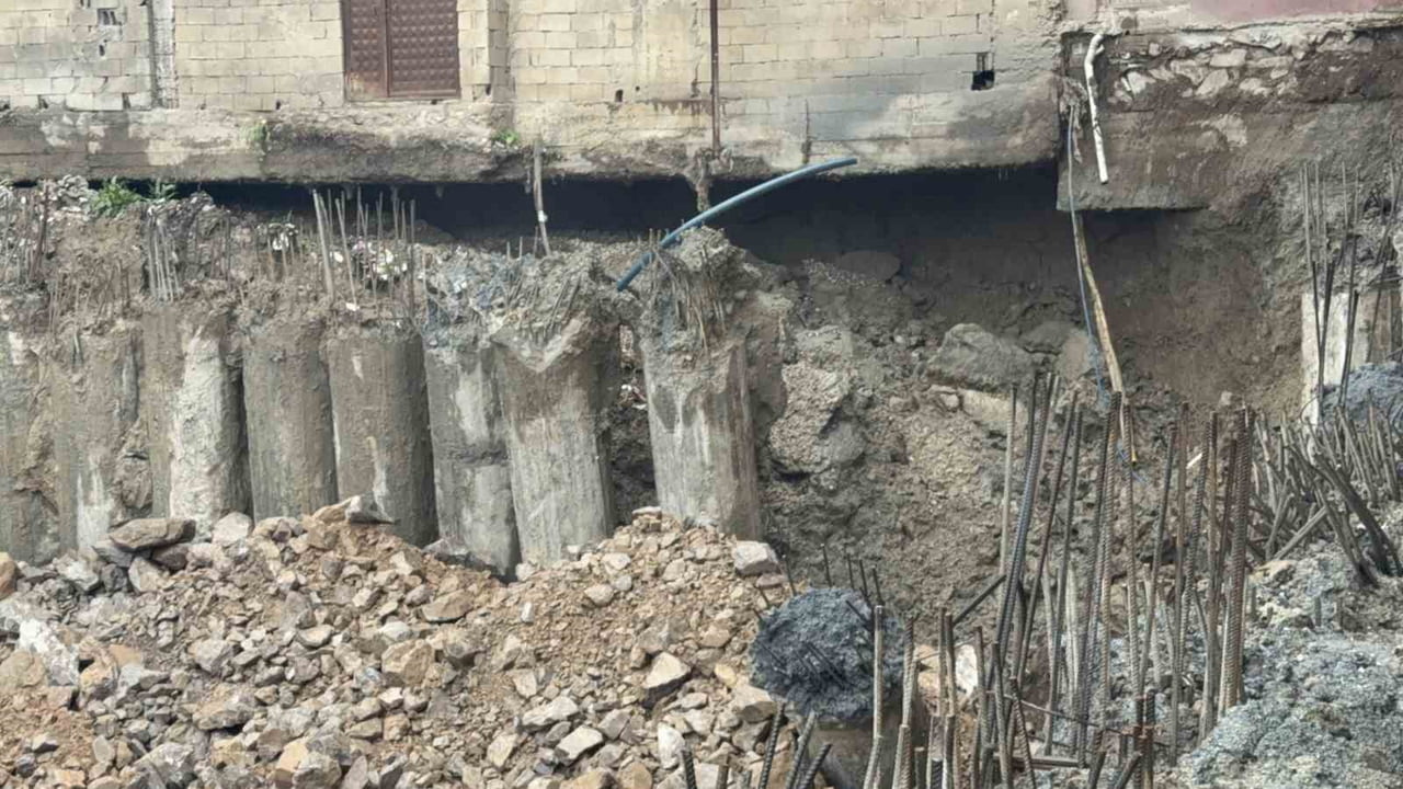 HAKKÂRİ’DE TOPLUM SAĞLIĞI MERKEZİNİN TEMEL KAZISI SONRASI MEYDANA GELEN ZEMİM KAYMASI BÖLGEDE...