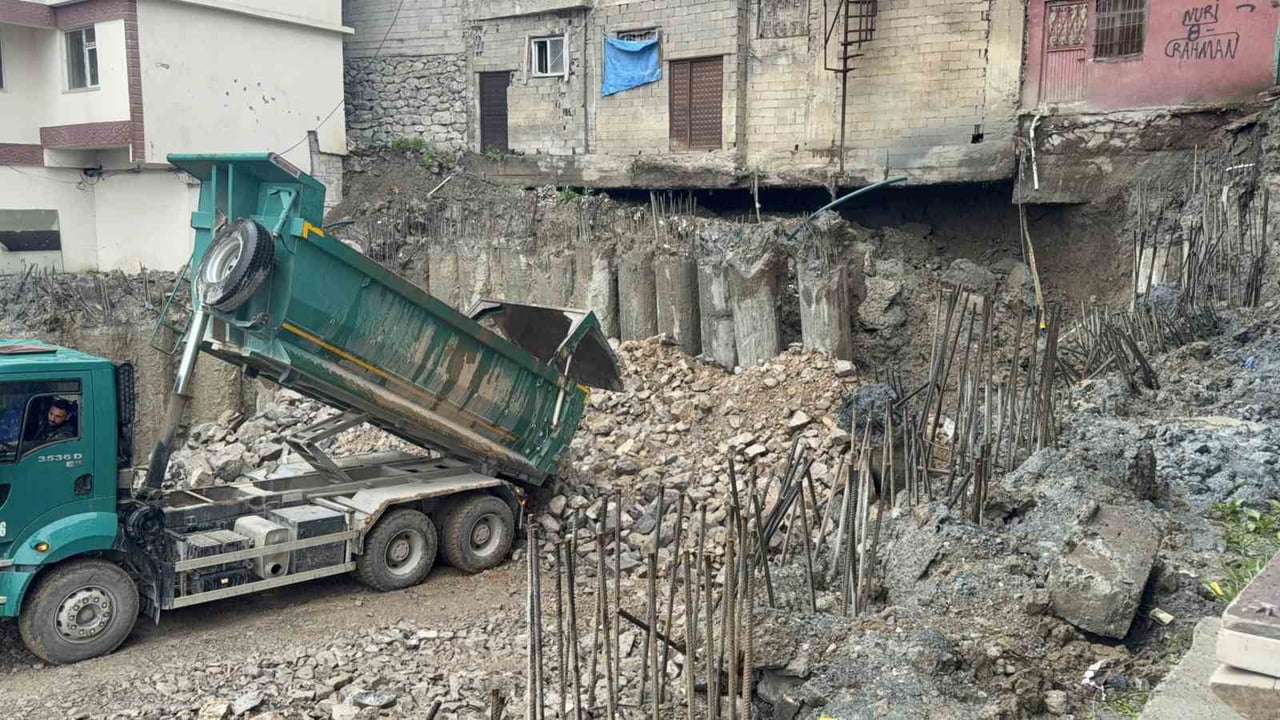 HAKKÂRİ’DE TOPLUM SAĞLIĞI MERKEZİNİN TEMEL KAZISI SONRASI MEYDANA GELEN ZEMİM KAYMASI BÖLGEDE...
