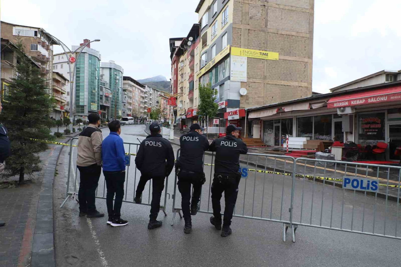 HAKKÂRİ’DE YAPIMI SÜREN TOPLUM SAĞLIĞI MERKEZİ’NİN TEMEL KAZISI SONRASI ÇEVREDE BULUNAN BAZI...