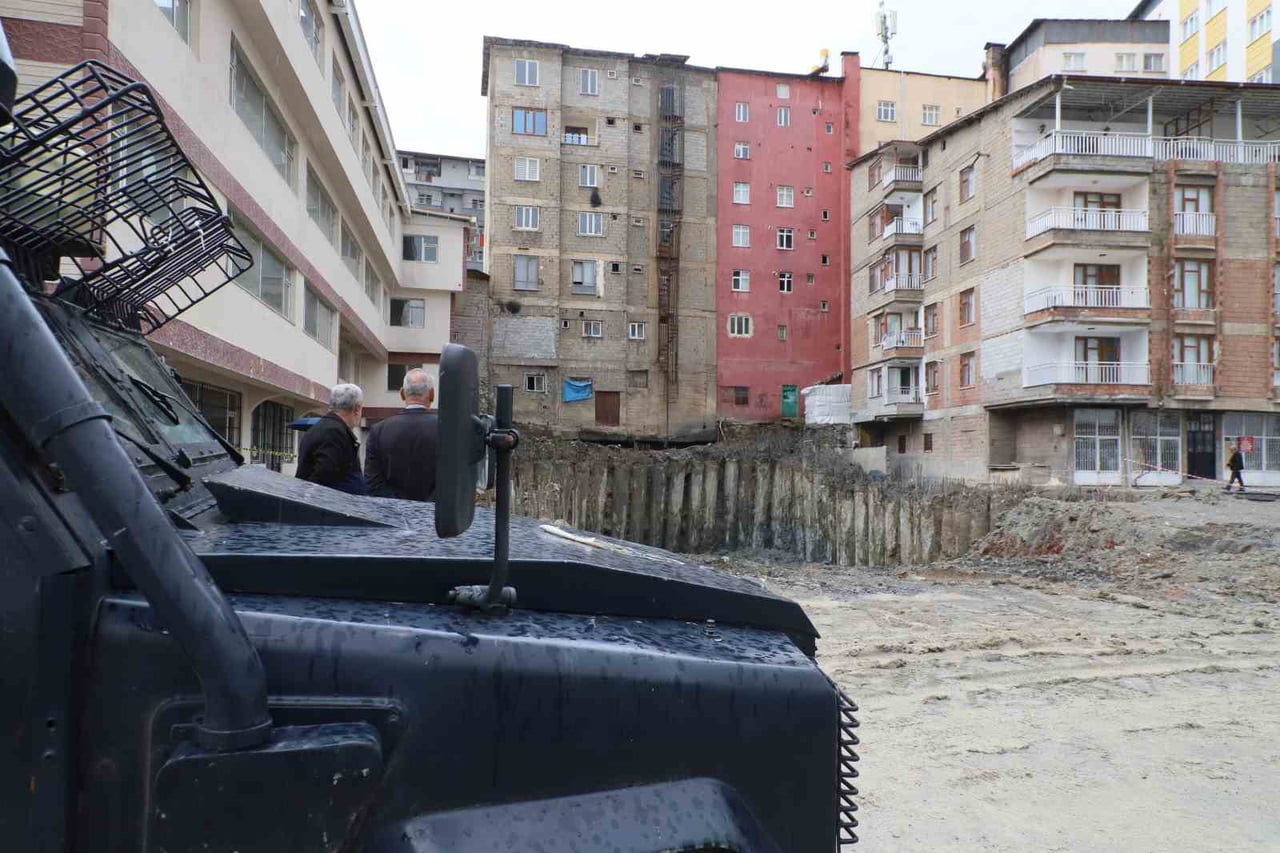HAKKÂRİ’DE YAPIMI SÜREN TOPLUM SAĞLIĞI MERKEZİ’NİN TEMEL KAZISI SONRASI ÇEVREDE BULUNAN BAZI...