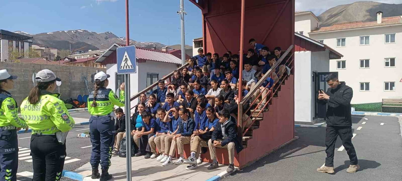 HAKKARİ EMNİYET MÜDÜRLÜĞÜ TRAFİK TESCİL VE DENETLEME ŞUBE MÜDÜRLÜĞÜ EKİPLERİNCE ÇOCUKLARA YÖNELİK...