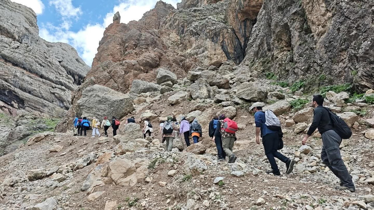 HAKKARİ’NİN SAKLI DOĞA HARİKALARINDAN BİRİ OLAN MARİNÜS ŞELALESİ, BAHARIN GELİŞİYLE BİRLİKTE...