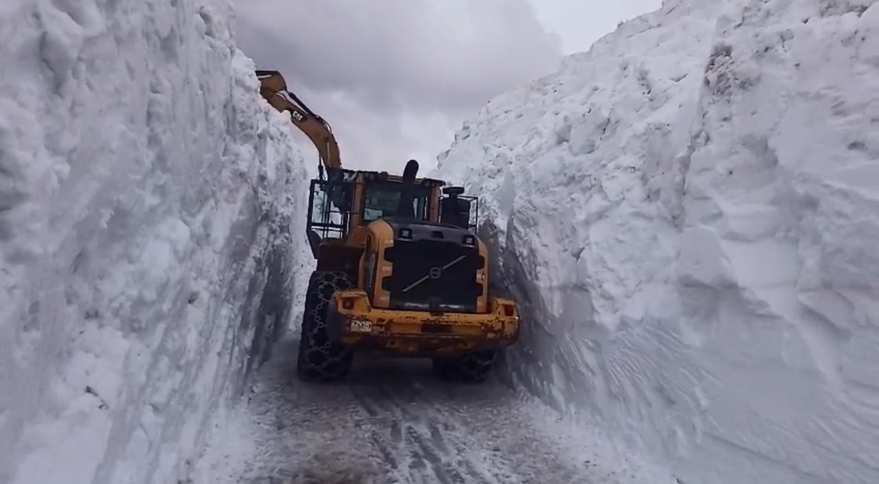HAKKARİ’NİN YÜKSEKOVA İLÇESİNDE 6 METREYİ AŞAN KARDA YAPILAN ÇALIŞMA SONUCU AÇILAN YOLLAR ADETA...