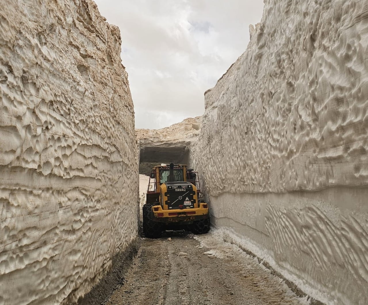 HAKKARİ’NİN YÜKSEKOVA İLÇESİNDE 8 METREYİ AŞAN KARDA YAPILAN ÇALIŞMA SONUCU AÇILAN YOLLAR ADETA...