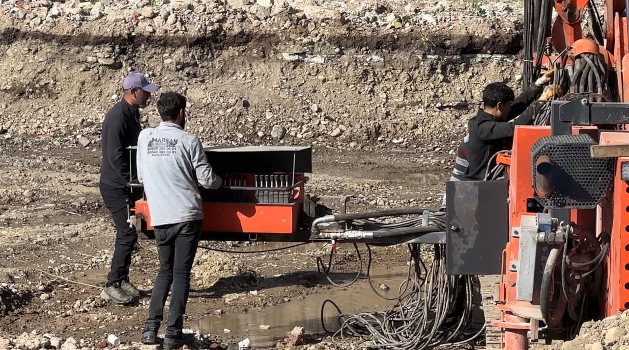 HAKKARİ’NİN YÜKSEKOVA İLÇESİNDE DEPREM RİSKİ NEDENİYLE 3 YIL ÖNCE BOŞALTILARAK YIKILAN ATATÜRK...