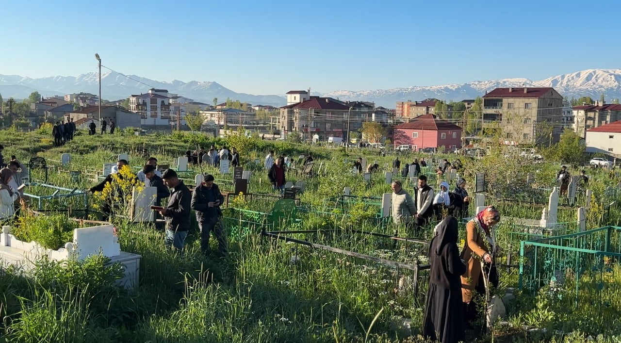 HAKKARİ’NİN YÜKSEKOVA İLÇESİNDE KURBAN BAYRAMI NEDENİYLE VATANDAŞLAR, MEZARLIKLARA AKIN...