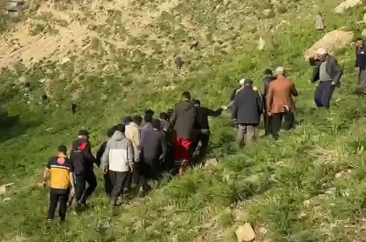 HAKKARİ’NİN YÜKSEKOVA İLÇESİNDE OT VE PANCAR TOPLAMAK İÇİN ÇIKTIĞI DİK KAYALIKLARDAN DÜŞEREK AĞIR...