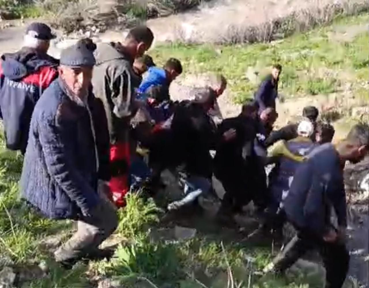HAKKARİ’NİN YÜKSEKOVA İLÇESİNDE OT VE PANCAR TOPLAMAK İÇİN ÇIKTIĞI DİK KAYALIKLARDAN DÜŞEREK AĞIR...