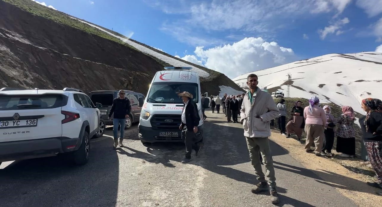 HAKKARİ’NİN YÜKSEKOVA İLÇESİNDE PANCAR TOPLAMAK İÇİN YOLA ÇIKAN İŞÇİLERİ TAŞIYAN MİNİBÜSÜN...