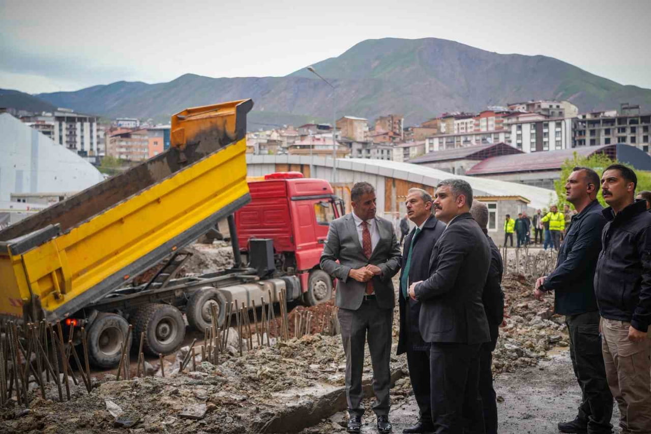 HAKKARİ VALİSİ İBRAHİM TAŞYAPAN, TAHLİYE EDİLEN BİNALARIN BULUNDUĞU ALANDA İNCELEMELERDE...