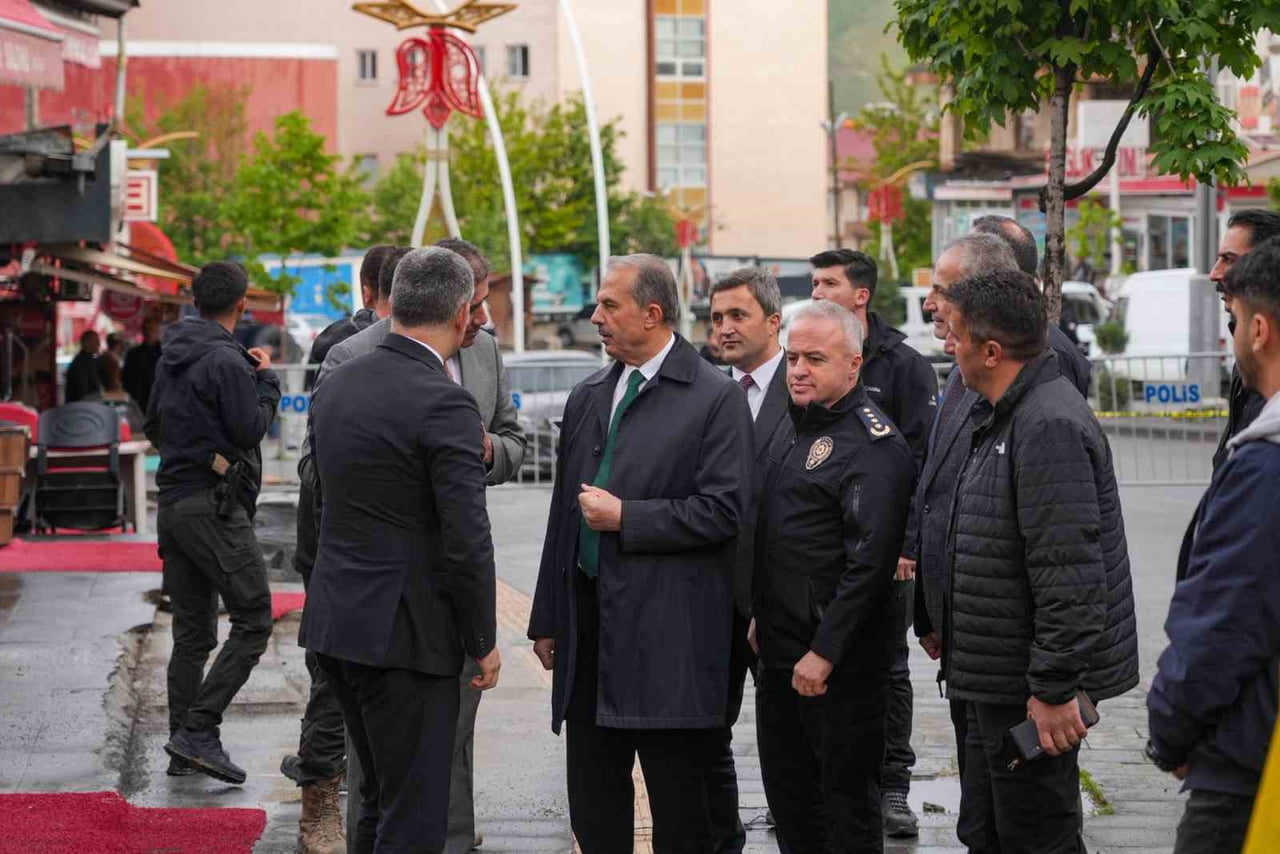 HAKKARİ VALİSİ İBRAHİM TAŞYAPAN, TAHLİYE EDİLEN BİNALARIN BULUNDUĞU ALANDA İNCELEMELERDE...