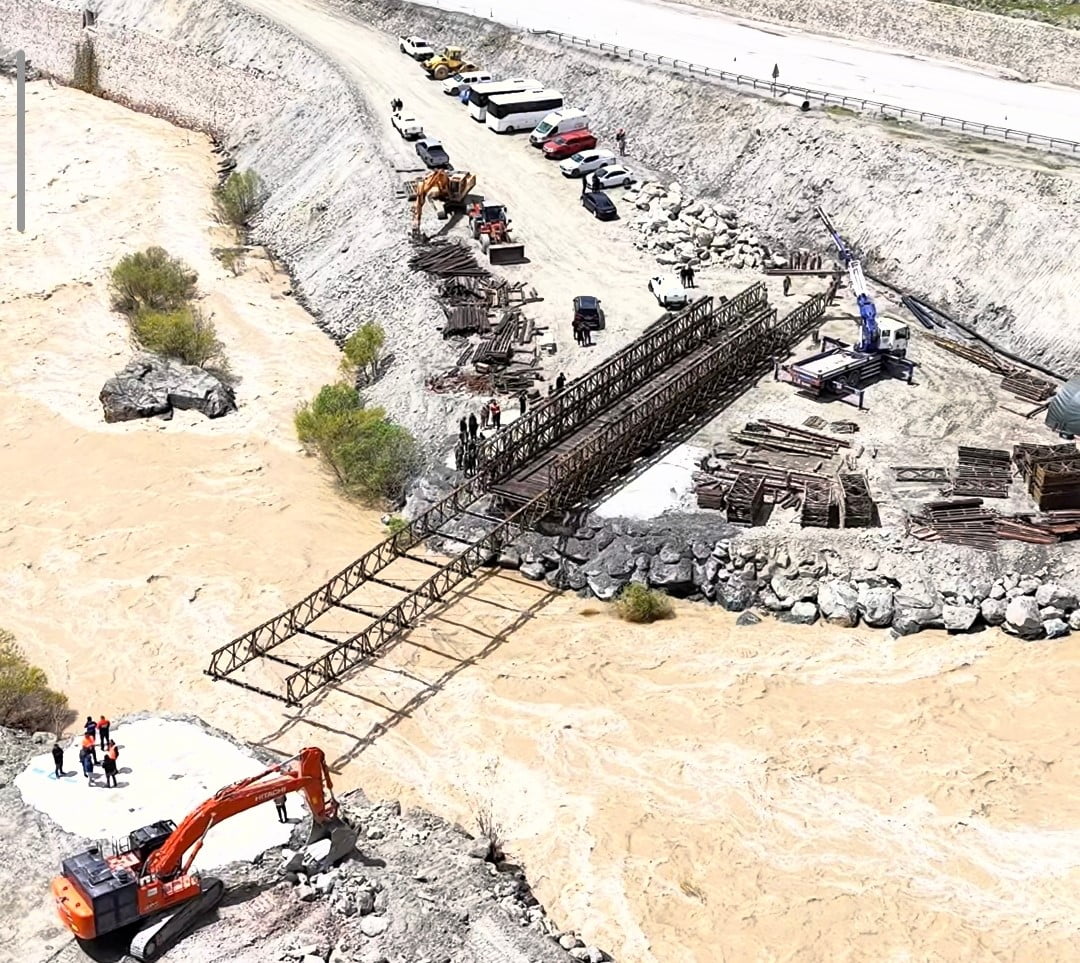 HAKKÂRİ-VAN KARA YOLUNDA MEYDANA GELEN HEYELAN SONRASINDA BÖLGEDE TÜRK SİLAHLI KUVVETLERİ...