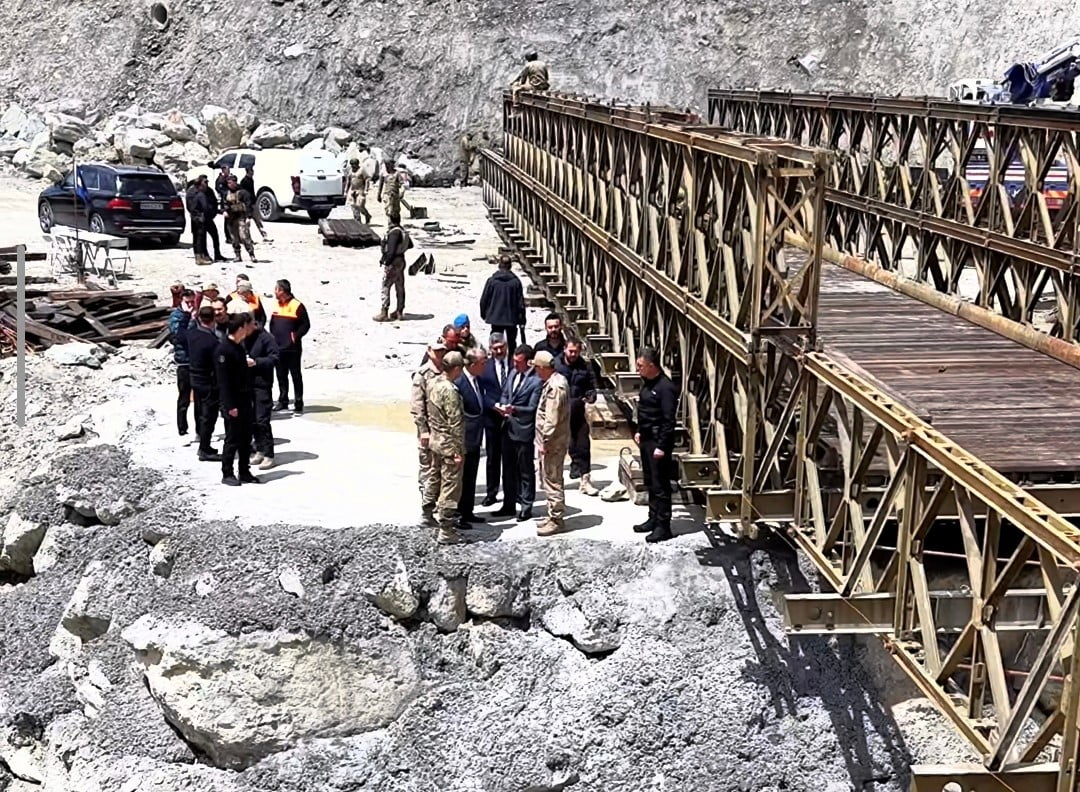 HAKKÂRİ-VAN KARA YOLUNDA MEYDANA GELEN HEYELAN SONRASINDA BÖLGEDE TÜRK SİLAHLI KUVVETLERİ...