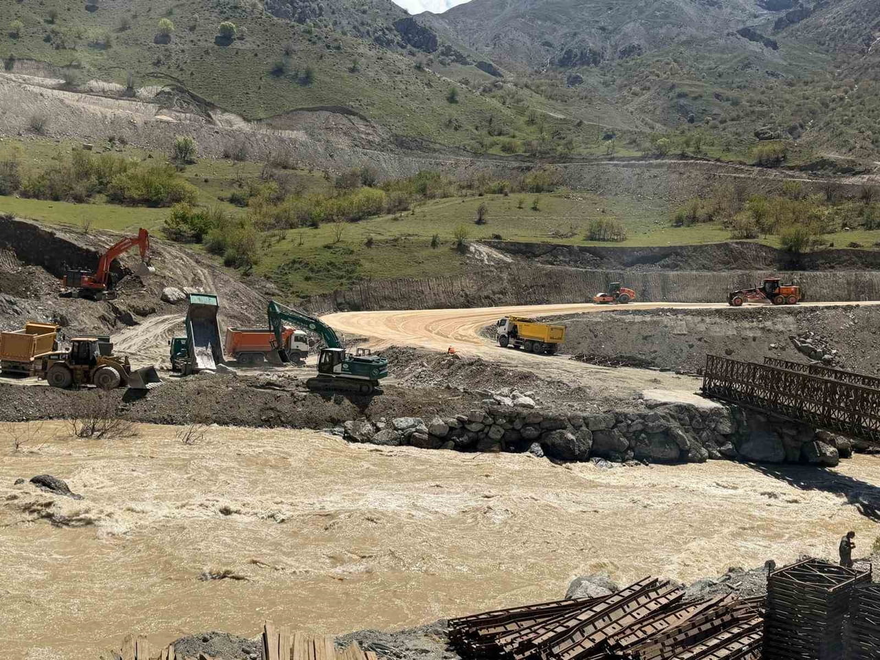 HAKKÂRİ-VAN KARA YOLUNDA MEYDANA GELEN HEYELANIN ARDINDAN BÖLGEDE TSK TARAFINDAN YAPIMINA BAŞLANAN...