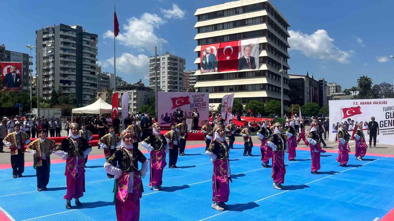 HALK OYUNLARI, JİMNASTİK VE TEKVANDO GÖSTERİLERİNİN YANI SIRA FARKLI MİLLETLERDEN OLUŞAN DANS...