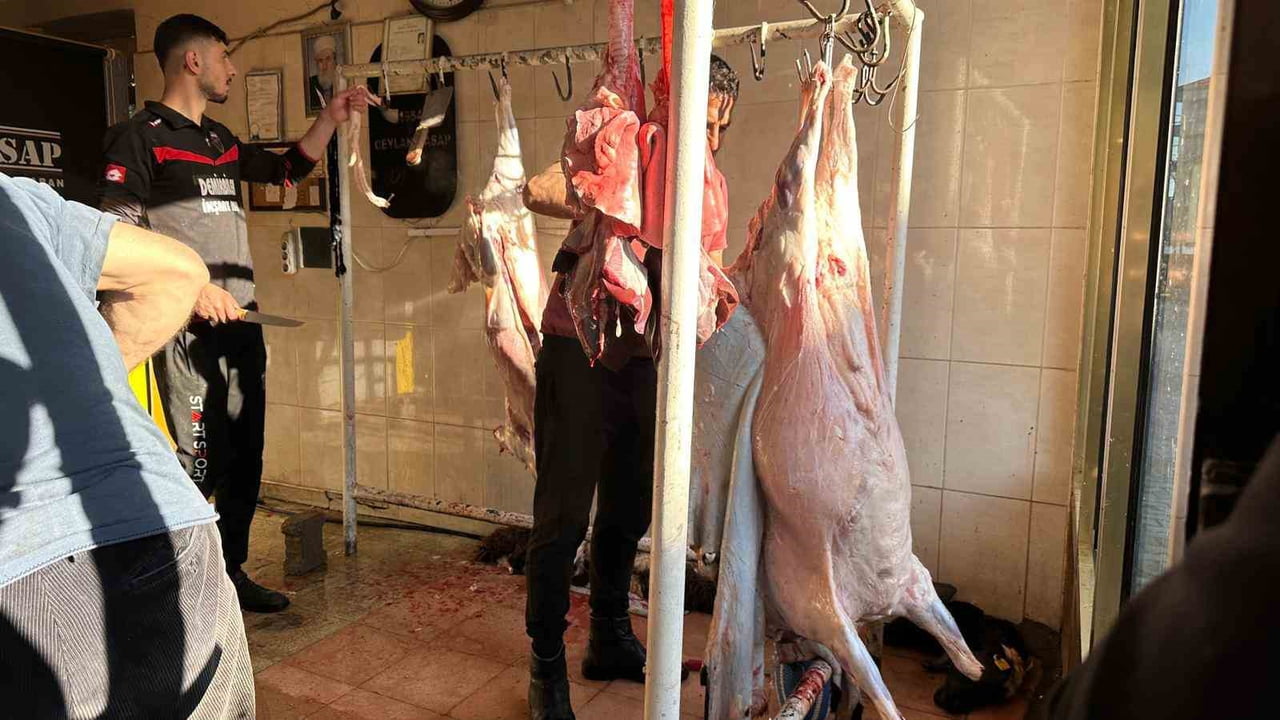 HASKÖY’DE BAYRAM NAMAZININ ARDINDAN KURBAN KESİMİ BAŞLADI