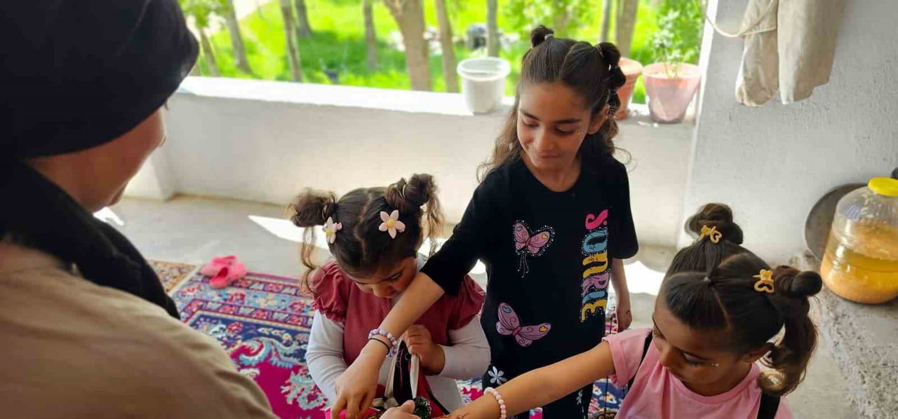 HASKÖY’DE ÇOCUKLAR BAYRAMDA ŞEKER TOPLAMA GELENEĞİNİ YAŞATIYOR