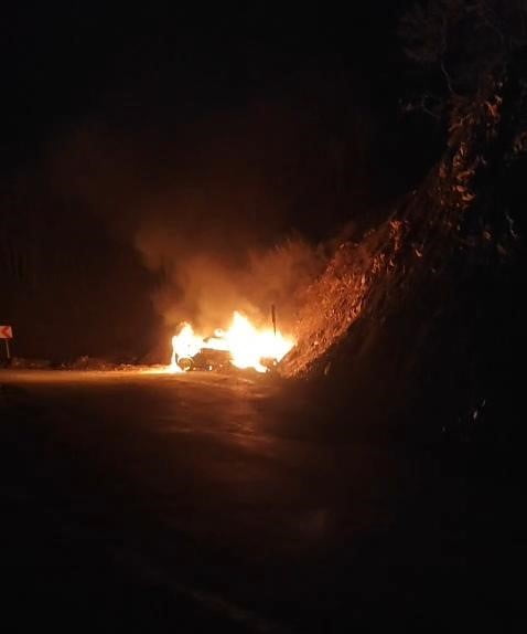 HASKÖY İLÇESİNDE SEYİR HALİNDE OLAN BİR OTOMOBİL, MEYDANA GELEN KAZA SONRASI ALEV ALDI.