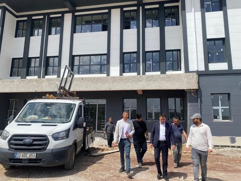 HASSA KAYMAKAMI SAFA KAHRAMAN İLÇEDE YAPIMI DEVAM EDEN KAMU YATIRIMLARINI YERİNDE İNCELEDİ.