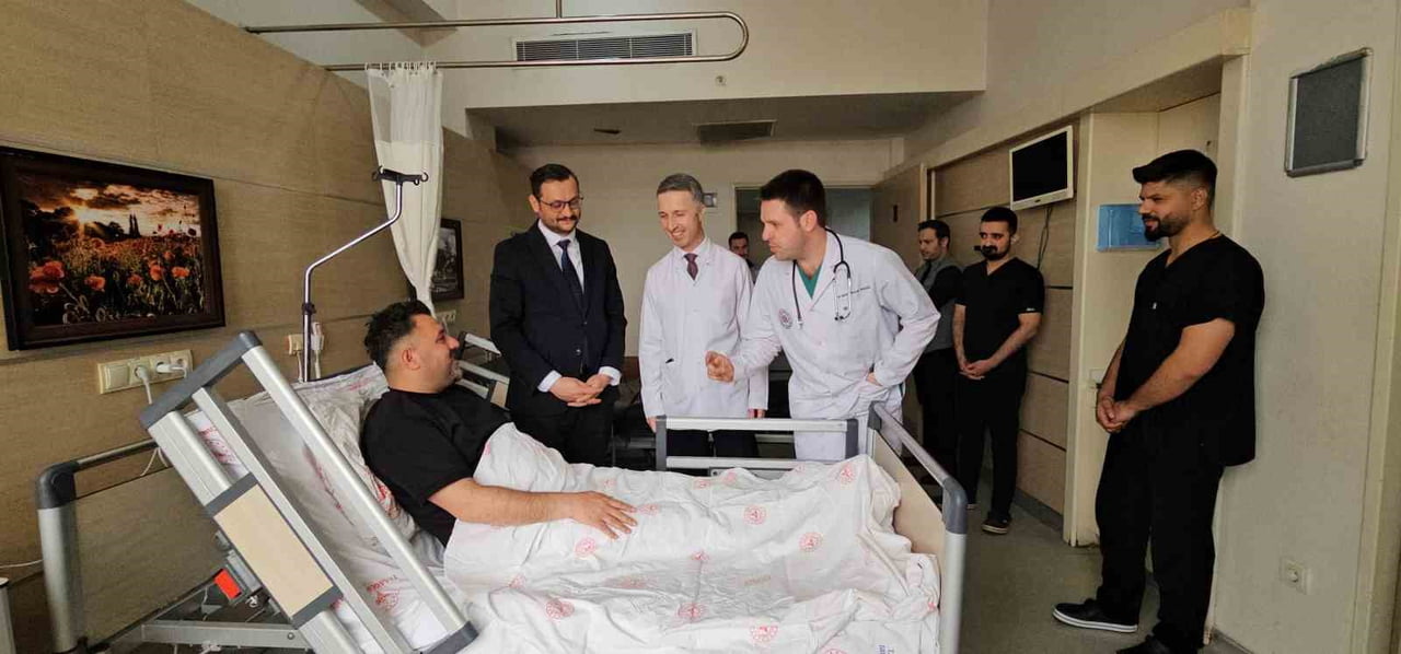 HASTA EMRULLAH SÜLÜN'ÜN UZAKTAN ROBOTİK BÖBREK TAŞI AMELİYATI BAŞARIYLA TAMAMLANDI