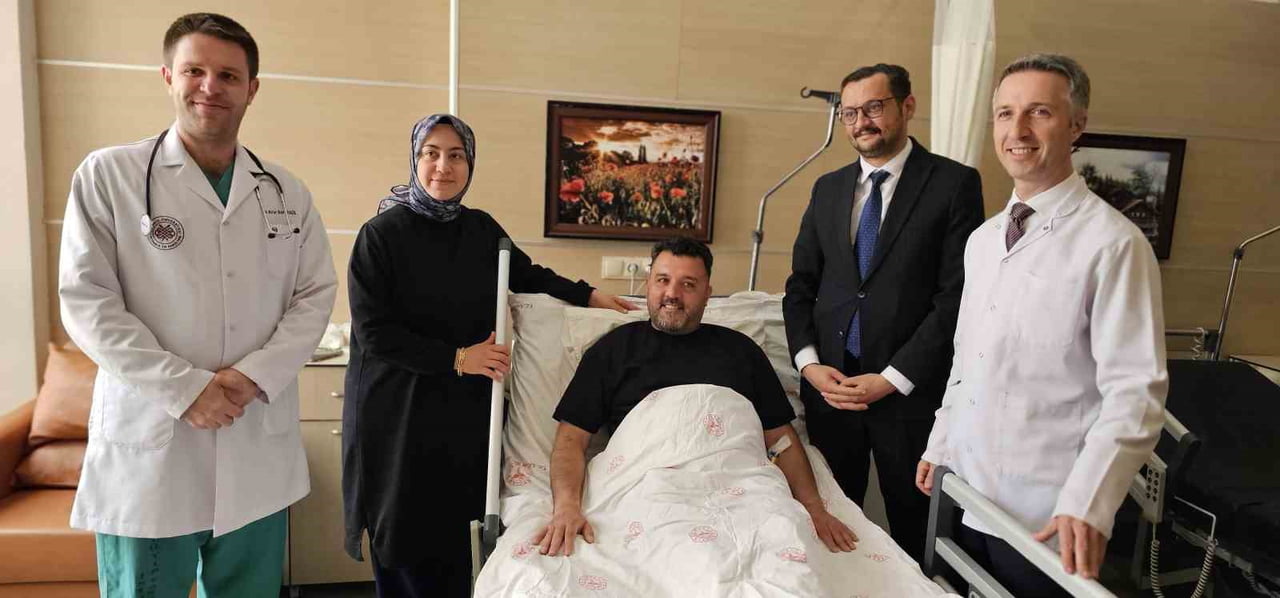 HASTA EMRULLAH SÜLÜN'ÜN UZAKTAN ROBOTİK BÖBREK TAŞI AMELİYATI BAŞARIYLA TAMAMLANDI
