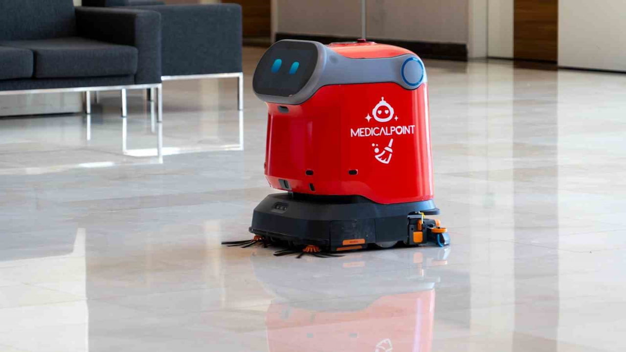 HASTANE BÜNYESİNDE KULLANILMAYA BAŞLANAN YENİ NESİL TEMİZLİK ROBOTU, ÖZELLİKLE YOĞUN KULLANIM...