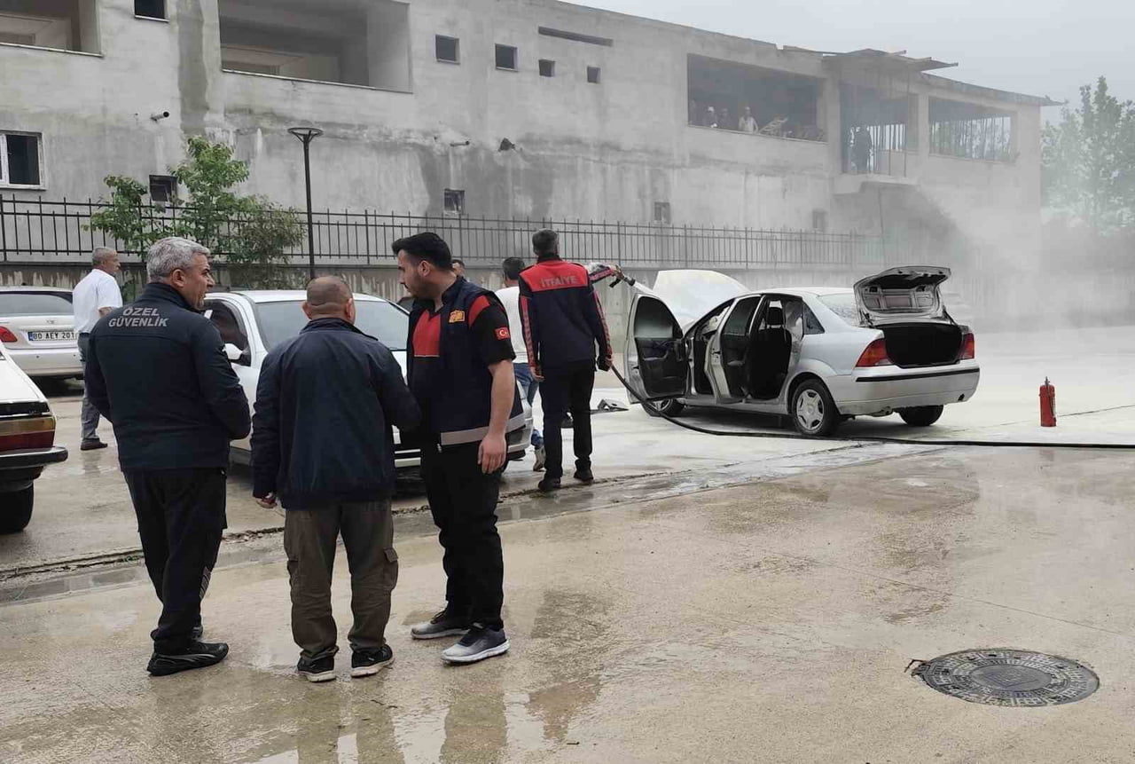 HASTANE OTOPARKINDAKİ OTOMOBİL ALEVLERE TESLİM OLDU