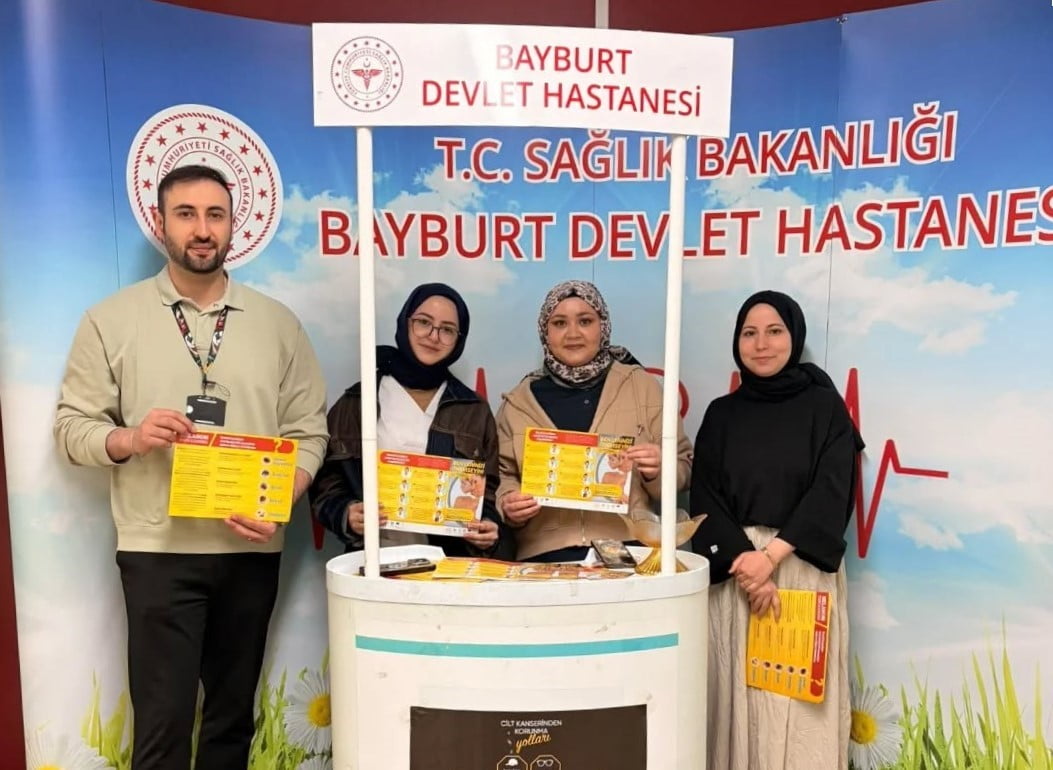HASTANEDE VATANDAŞLAR CİLT KANSERİ KONUSUNDA BİLGİLENDİRİLDİ