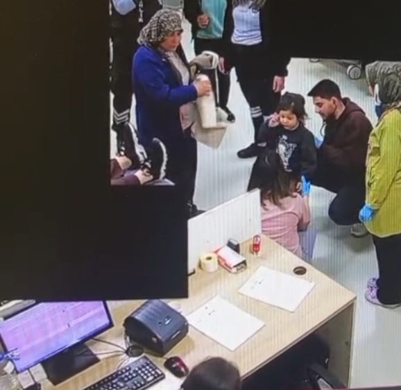 HASTANIN PANİKLE GELDİĞİNİ GÖREN VE BU SIRADA SARI ALANDA GÖREV YAPAN 13 YILLIK HEMŞİRE MELEK...