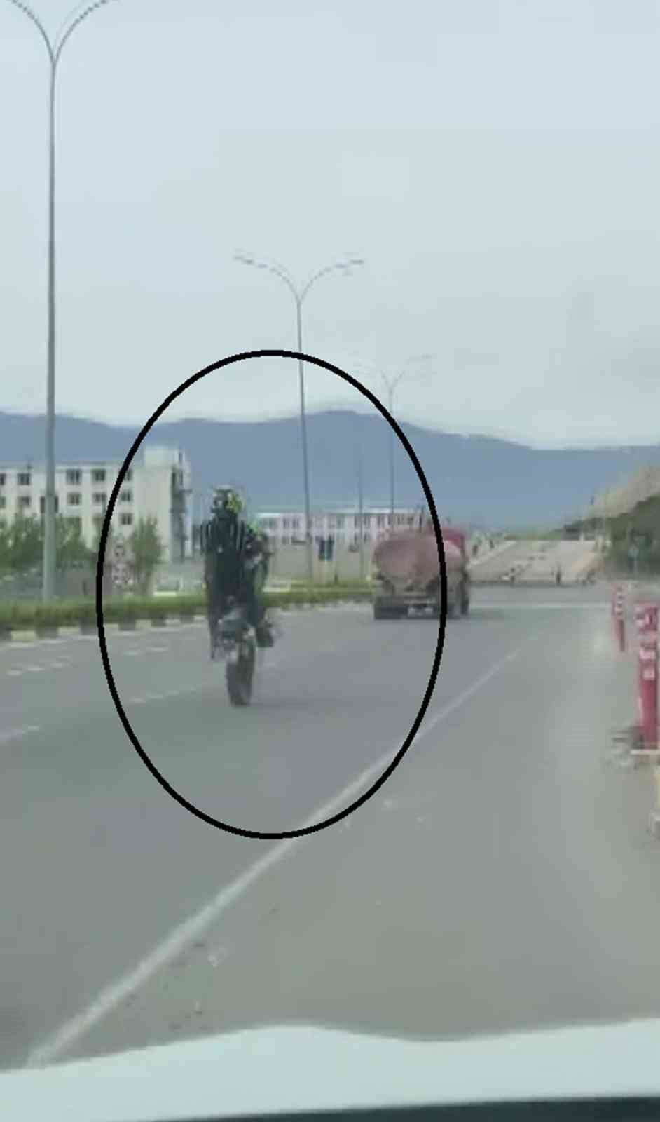 HATAY'DA AKAN TRAFİKTE ÖN KALDIRARAK ŞOV YAPAN MOTOSİKLET SÜRÜCÜSÜNE 69 BİN 258 TL CEZAİ İŞLEM...