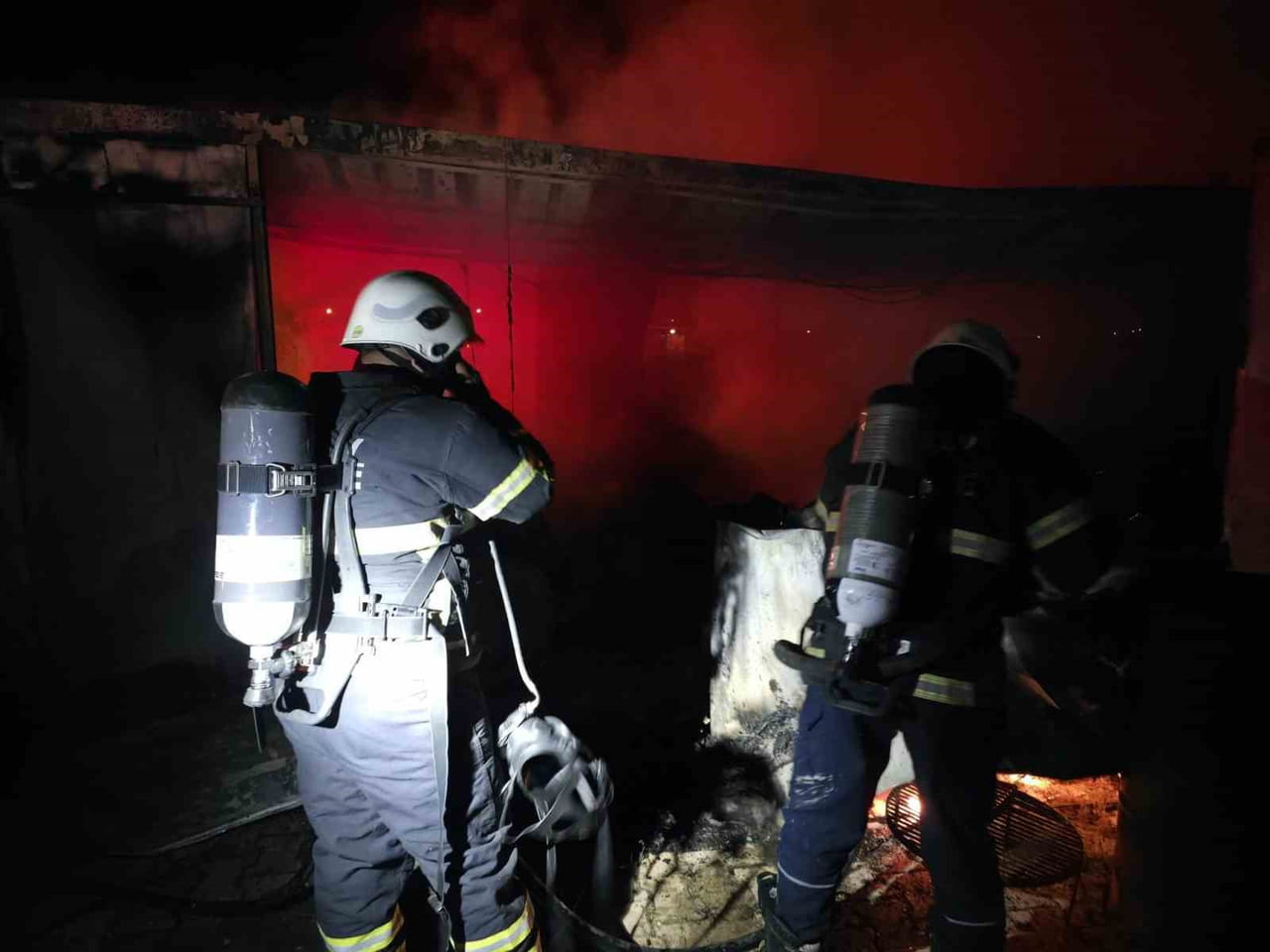 HATAY'DA ALEVLERE TESLİM OLARAK YANAN KONTEYNER KULLANILMAZ HALE GELDİ.