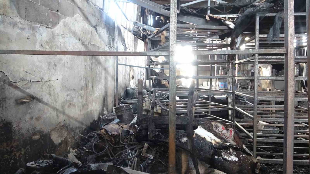 HATAY'DA ALEVLERE TESLİM OLARAK YANAN MOBİLYA ATÖLYESİ KULLANILMAZ HALE GELDİ.