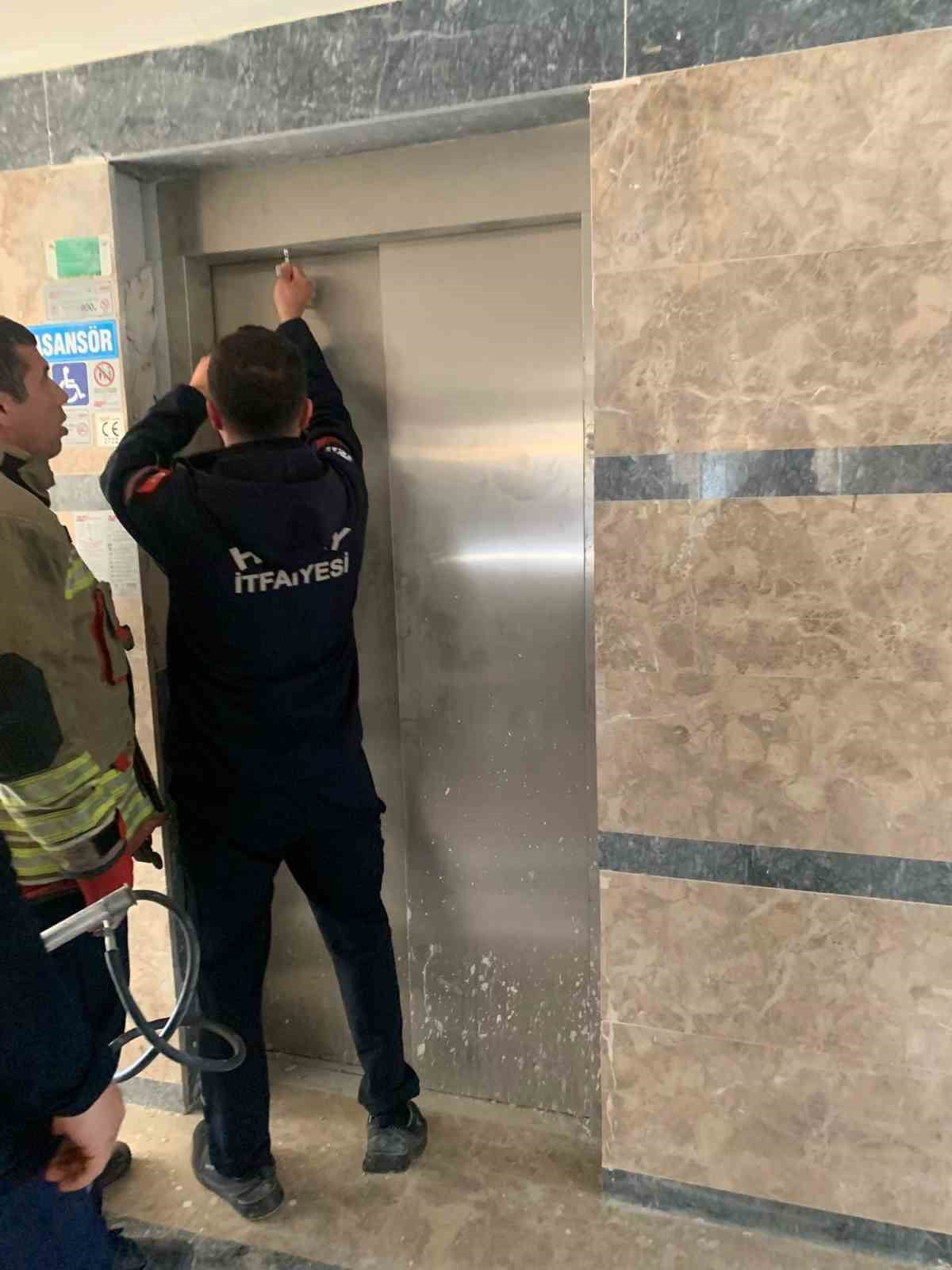 HATAY'DA ASANSÖR BOŞLUĞUNA DÜŞEREK MAHSUR KALAN YAVRU KEDİYİ İTFAİYE KURTARDI.