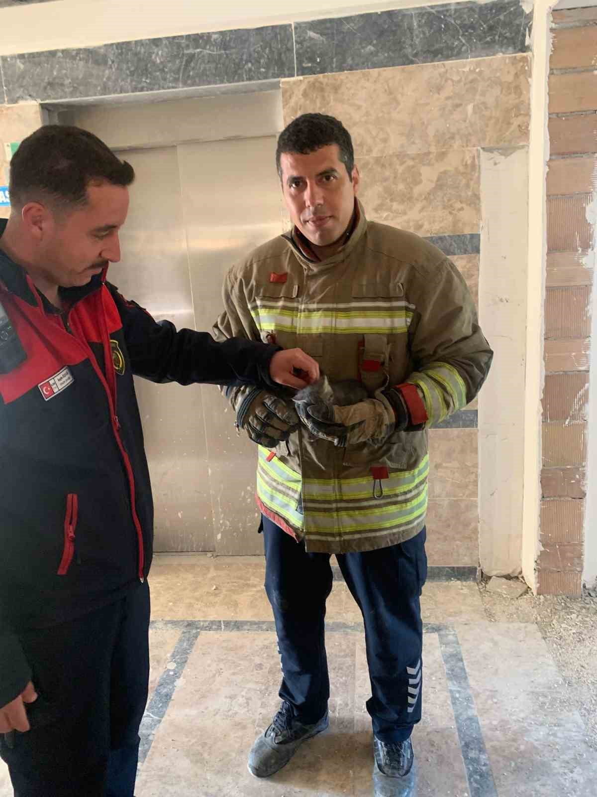 HATAY'DA ASANSÖR BOŞLUĞUNA DÜŞEREK MAHSUR KALAN YAVRU KEDİYİ İTFAİYE KURTARDI.