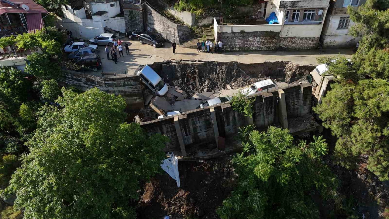 HATAY'DA AŞIRI YAĞIŞ SONRASI ÇÖKME YAŞANAN YOLDA 5 ARAÇ ZARAR GÖRDÜ. ÇÖKME YAŞANAN YOL VE MAHSUR...